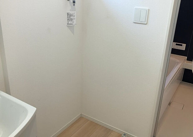 【ランドリースペース】ランドリースペースも気になります。洗濯機置場があり「洗う、干す、取り込む、アイロンがけ、たたむ」など、洗濯に関する家事をするための空間です。広さや収納など付帯設備も含めて、詳細は現地でご確認ください。