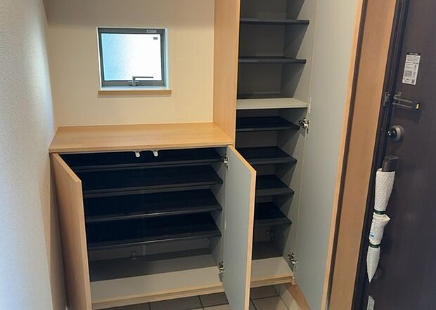 【玄関収納】玄関収納は、靴や傘、コートなどをスッキリと収納できるだけでなく、来客時に見せる顔となるため、家の顔とも言えます。収納量だけでなく、デザイン性も重視したいところです。ミラー付きの収納であれば、外出前の身だしなみチェックにも便利です。