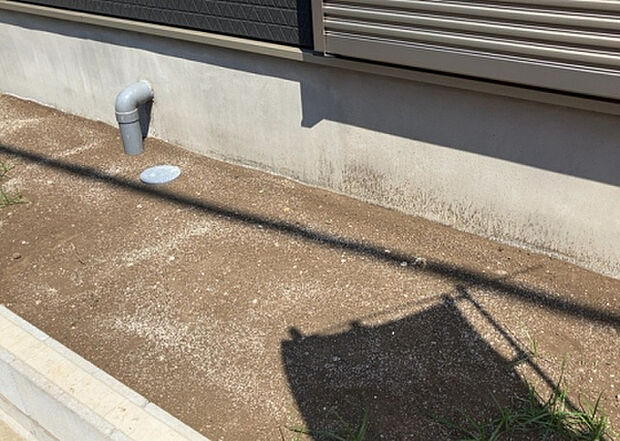 【庭】庭があることでガーデニングや家庭菜園はもちろん、こどもの遊び場やペットを放して遊ぶことができます。また、家の周囲に余裕があるということです。隣地との間があれば、十分な日当たりと、風通しが確保できます。