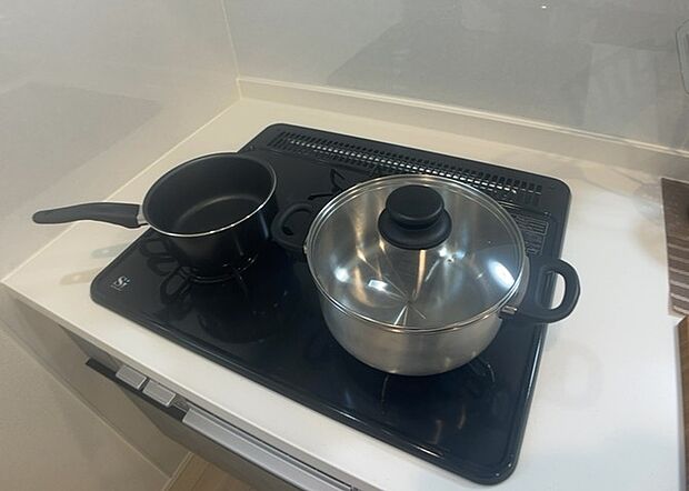 【キッチンコンロ】キッチンコンロは、料理の質を大きく左右する重要な設備です。火力調整のしやすさ、グリル機能の有無、安全装置の充実度など、選ぶポイントがたくさんあります。特に、IHクッキングヒーターは、お手入れのしやすさや安全性が高く、近年人気が高まっています。