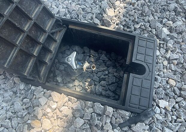 【外水栓】外水栓は、庭の水やりや洗車など、様々な用途に使える便利な設備です。ホースがしっかりと接続できるもの、水圧が安定しているものなど、使い勝手の良いものを選びましょう。また、凍結防止機能が付いているものなら、冬場でも安心して使用できます。