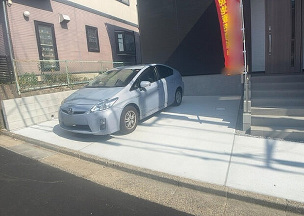【駐車場】駐車場と明記されていても、最小スペースでつくられた駐車場だと大型車は駐車できなかったり、出入りしにくくなったりする可能性があります。お車のサイズと購入したい物件の駐車場のサイズを現地で確認しましょう。