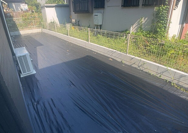 【庭】庭があることでガーデニングや家庭菜園はもちろん、こどもの遊び場やペットを放して遊ぶことができます。また、家の周囲に余裕があるということです。隣地との間があれば、十分な日当たりと、風通しが確保できます。