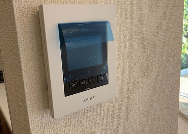 【ＴＶモニター付きインターホン】TVモニター付きインターホンは、来訪者の顔を確認できるだけでなく、音声でやり取りすることもできるため、セキュリティ面で安心できる設備です。モニター画面が大きく見やすいもの、夜間でも来訪者をしっかりと確認できるものなど、機能性を重視したいところです。