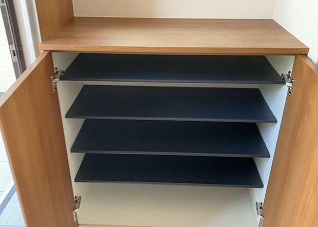 【玄関収納】玄関収納は、靴や傘、コートなどをスッキリと収納できるだけでなく、来客時に見せる顔となるため、家の顔とも言えます。収納量だけでなく、デザイン性も重視したいところです。ミラー付きの収納であれば、外出前の身だしなみチェックにも便利です。