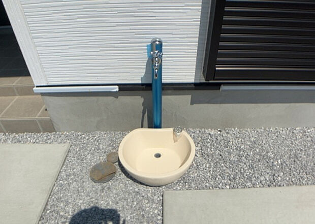 【その他設備】敷地内には、散水栓や立水栓があります。水道水を直接利用できるため、水を運ぶ手間を省くことが出来ます。大量の水を必要とする洗車作業や清掃などに役立ちます。その他設備とあわせて、現地でご確認ください。