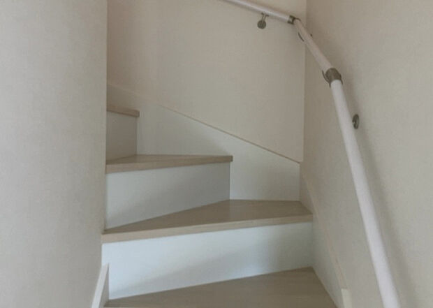 【内装】建物の上下階の通路である階段は、その位置によって動線や室内の印象が大きく左右されます。手摺にも重要な役割があり、転倒の防止・歩行や動作を円滑にして日常生活を支えることを主な目的として設置されています。