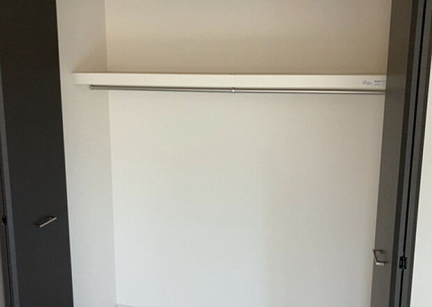 【ウォークインクローゼット】ウォークインクローゼットがあれば、クローゼット内でコーディネートが完成できますし、季節の変わり目に行う衣替えの手間も省けます。また、スーツケースなど大きいものもしまうことができ使い勝手がよいです。