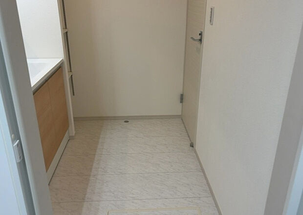 【脱衣場】多くの戸建て住宅で見かける洗面脱衣所は、洗面台と洗濯機が2畳ほどのスペースに並べられていて、洗面所が脱衣所を兼ね備えている間取りが一般的です。お客様が利用することもある、パブリックな空間でもあります。