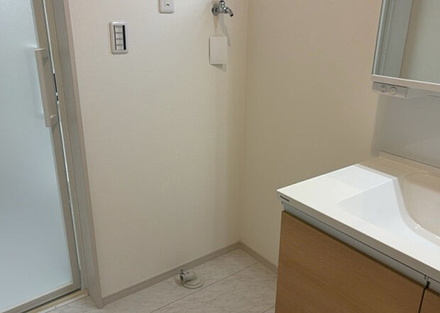 【ランドリースペース】ランドリースペースも気になります。洗濯機置場があり「洗う、干す、取り込む、アイロンがけ、たたむ」など、洗濯に関する家事をするための空間です。広さや収納など付帯設備も含めて、詳細は現地でご確認ください。