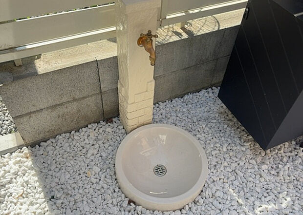 【その他設備】敷地内には、散水栓や立水栓があります。水道水を直接利用できるため、水を運ぶ手間を省くことが出来ます。大量の水を必要とする洗車作業や清掃などに役立ちます。その他設備とあわせて、現地でご確認ください。