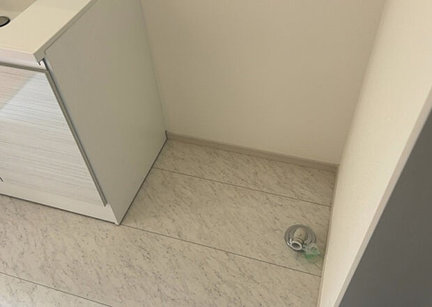 【ランドリースペース】ランドリースペースも気になります。洗濯機置場があり「洗う、干す、取り込む、アイロンがけ、たたむ」など、洗濯に関する家事をするための空間です。広さや収納など付帯設備も含めて、詳細は現地でご確認ください。