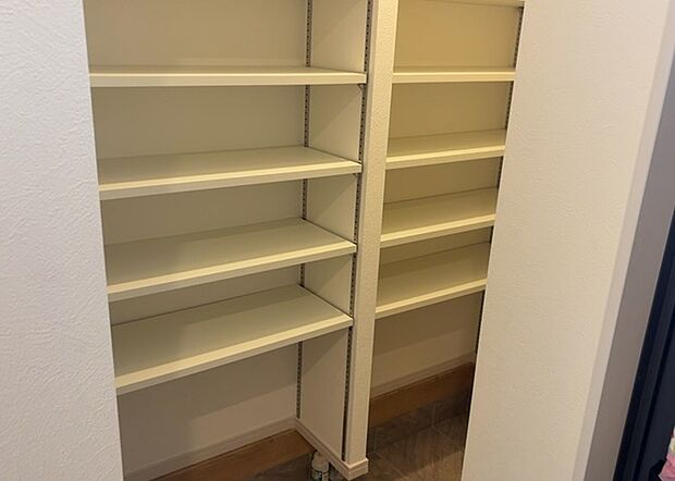 【玄関収納】玄関収納は、靴や傘、コートなどをスッキリと収納できるだけでなく、来客時に見せる顔となるため、家の顔とも言えます。収納量だけでなく、デザイン性も重視したいところです。ミラー付きの収納であれば、外出前の身だしなみチェックにも便利です。