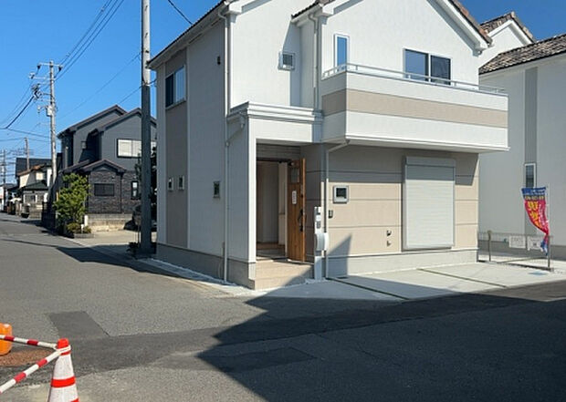 【前面道路含む現地写真_2】お持ちの車種によっては前面道路が広い方が便利でしょう。しかし、前面道路が広ければその分交通量が多くなるため、騒音などが気になる場合があります。実際に現地を見学し、周辺交通量や騒音などを確認しましょう！