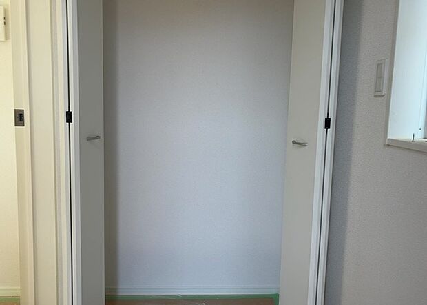 【玄関収納】玄関収納は、靴や傘、コートなどをスッキリと収納できるだけでなく、来客時に見せる顔となるため、家の顔とも言えます。収納量だけでなく、デザイン性も重視したいところです。ミラー付きの収納であれば、外出前の身だしなみチェックにも便利です。