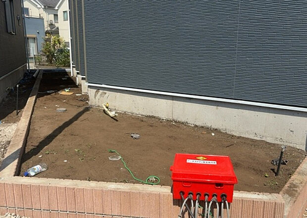 【庭】庭があることでガーデニングや家庭菜園はもちろん、こどもの遊び場やペットを放して遊ぶことができます。また、家の周囲に余裕があるということです。隣地との間があれば、十分な日当たりと、風通しが確保できます。