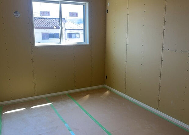 【洋室】洋室のメリットは重い家具が置きやすく、身の回りが整理しやすいことです。 床がフローリングのため畳とは異なり凹みにくいです。 クローゼットなど収納が豊富で、普段使わない旅行カバンや服の整頓も簡単にです。