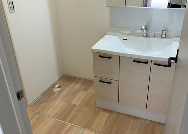 【脱衣場】多くの戸建て住宅で見かける洗面脱衣所は、洗面台と洗濯機が2畳ほどのスペースに並べられていて、洗面所が脱衣所を兼ね備えている間取りが一般的です。お客様が利用することもある、パブリックな空間でもあります。