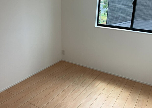 【洋室】洋室のメリットは重い家具が置きやすく、身の回りが整理しやすいことです。 床がフローリングのため畳とは異なり凹みにくいです。 クローゼットなど収納が豊富で、普段使わない旅行カバンや服の整頓も簡単にです。