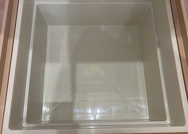 【キッチン床下収納】キッチン床下収納は、調理器具や食器などをスッキリと収納できる便利なスペースです。収納量が多いもの、引き出しがスムーズに開閉するものなど、使い勝手の良いものを選ぶことが大切です。また、湿気がこもりやすい場所なので、通気性の良いものを選ぶこともおすすめです。