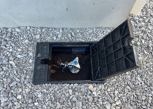 【外水栓】外水栓は、庭の水やりや洗車など、様々な用途に使える便利な設備です。ホースがしっかりと接続できるもの、水圧が安定しているものなど、使い勝手の良いものを選びましょう。また、凍結防止機能が付いているものなら、冬場でも安心して使用できます。