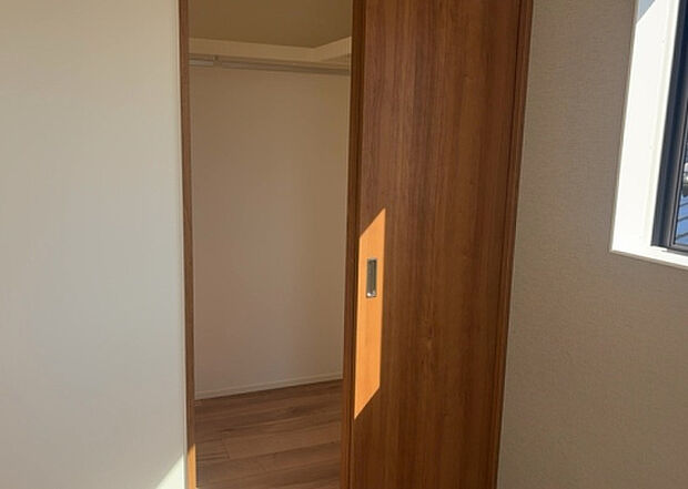 【ウォークインクローゼット】ウォークインクローゼットがあれば、クローゼット内でコーディネートが完成できますし、季節の変わり目に行う衣替えの手間も省けます。また、スーツケースなど大きいものもしまうことができ使い勝手がよいです。