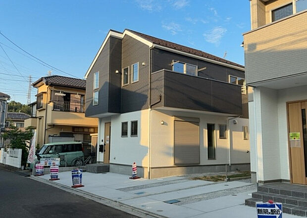 【前面道路含む現地写真_2】お持ちの車種によっては前面道路が広い方が便利でしょう。しかし、前面道路が広ければその分交通量が多くなるため、騒音などが気になる場合があります。実際に現地を見学し、周辺交通量や騒音などを確認しましょう!
