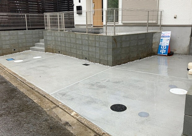 【駐車場】駐車場と明記されていても、最小スペースでつくられた駐車場だと大型車は駐車できなかったり、出入りしにくくなったりする可能性があります。お車のサイズと購入したい物件の駐車場のサイズを現地で確認しましょう。