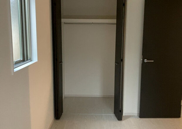 【ウォークインクローゼット】ウォークインクローゼットがあれば、クローゼット内でコーディネートが完成できますし、季節の変わり目に行う衣替えの手間も省けます。また、スーツケースなど大きいものもしまうことができ使い勝手がよいです。