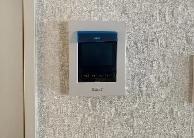 【ＴＶモニター付きインターホン】TVモニター付きインターホンは、来訪者の顔を確認できるだけでなく、音声でやり取りすることもできるため、セキュリティ面で安心できる設備です。モニター画面が大きく見やすいもの、夜間でも来訪者をしっかりと確認できるものなど、機能性を重視したいところです。