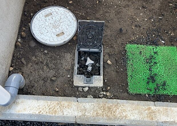 【外水栓】外水栓は、庭の水やりや洗車など、様々な用途に使える便利な設備です。ホースがしっかりと接続できるもの、水圧が安定しているものなど、使い勝手の良いものを選びましょう。また、凍結防止機能が付いているものなら、冬場でも安心して使用できます。