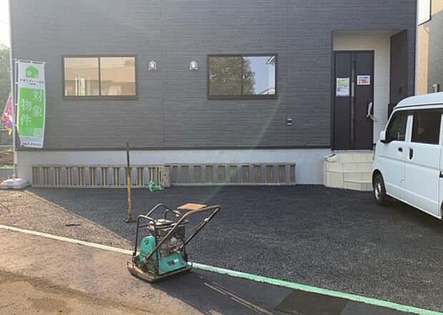 【駐車場】駐車場と明記されていても、最小スペースでつくられた駐車場だと大型車は駐車できなかったり、出入りしにくくなったりする可能性があります。お車のサイズと購入したい物件の駐車場のサイズを現地で確認しましょう。