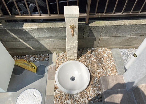 【その他設備】敷地内には、散水栓や立水栓があります。水道水を直接利用できるため、水を運ぶ手間を省くことが出来ます。大量の水を必要とする洗車作業や清掃などに役立ちます。その他設備とあわせて、現地でご確認ください。