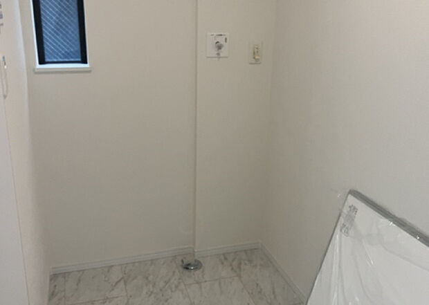 【ランドリースペース】ランドリースペースも気になります。洗濯機置場があり「洗う、干す、取り込む、アイロンがけ、たたむ」など、洗濯に関する家事をするための空間です。広さや収納など付帯設備も含めて、詳細は現地でご確認ください。