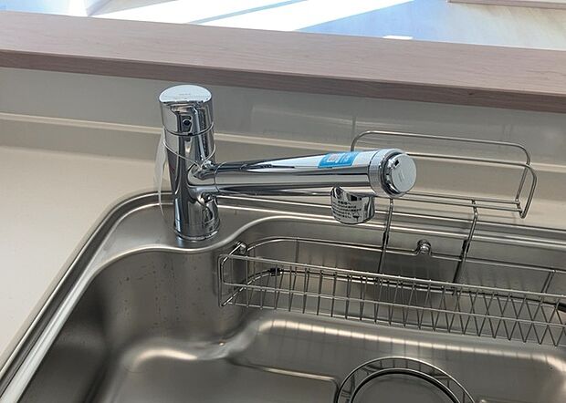 【キッチン水栓】キッチン水栓は、毎日必ず使うものだからこそ、使いやすさが重要です。シャワーヘッドの切り替えがスムーズか、吐水量が調節できるか、水しぶきが飛び散りにくい構造か、浄水機能が付いているかなど、日々の家事を快適にするための機能が数多くあります。また、デザインも多種多様なので、キッチン全体の雰囲気に合わせたものを選ぶことができます。