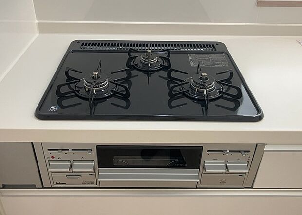 【キッチンコンロ】キッチンコンロは、料理の質を大きく左右する重要な設備です。火力調整のしやすさ、グリル機能の有無、安全装置の充実度など、選ぶポイントがたくさんあります。特に、IHクッキングヒーターは、お手入れのしやすさや安全性が高く、近年人気が高まっています。