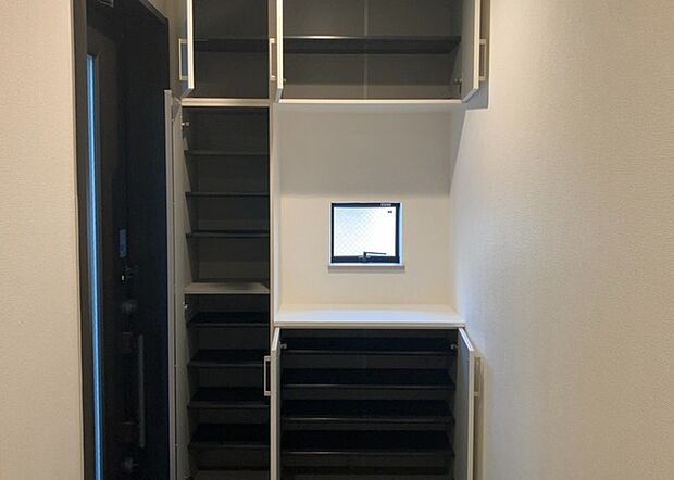 【玄関収納】玄関収納は、靴や傘、コートなどをスッキリと収納できるだけでなく、来客時に見せる顔となるため、家の顔とも言えます。収納量だけでなく、デザイン性も重視したいところです。ミラー付きの収納であれば、外出前の身だしなみチェックにも便利です。