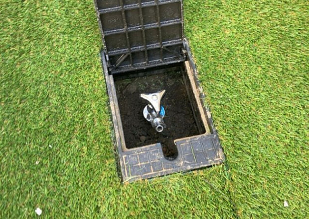 【その他設備】敷地内には、散水栓や立水栓があります。水道水を直接利用できるため、水を運ぶ手間を省くことが出来ます。大量の水を必要とする洗車作業や清掃などに役立ちます。その他設備とあわせて、現地でご確認ください。