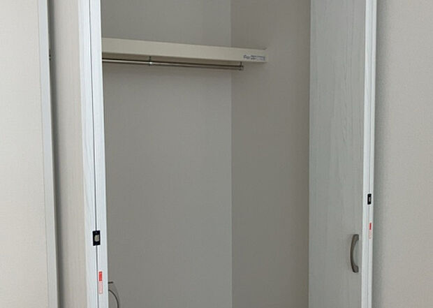 【ウォークインクローゼット】ウォークインクローゼットがあれば、クローゼット内でコーディネートが完成できますし、季節の変わり目に行う衣替えの手間も省けます。また、スーツケースなど大きいものもしまうことができ使い勝手がよいです。