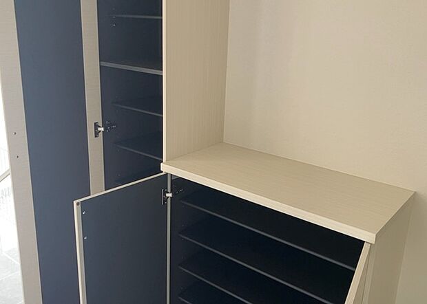 【玄関収納】玄関収納は、靴や傘、コートなどをスッキリと収納できるだけでなく、来客時に見せる顔となるため、家の顔とも言えます。収納量だけでなく、デザイン性も重視したいところです。ミラー付きの収納であれば、外出前の身だしなみチェックにも便利です。