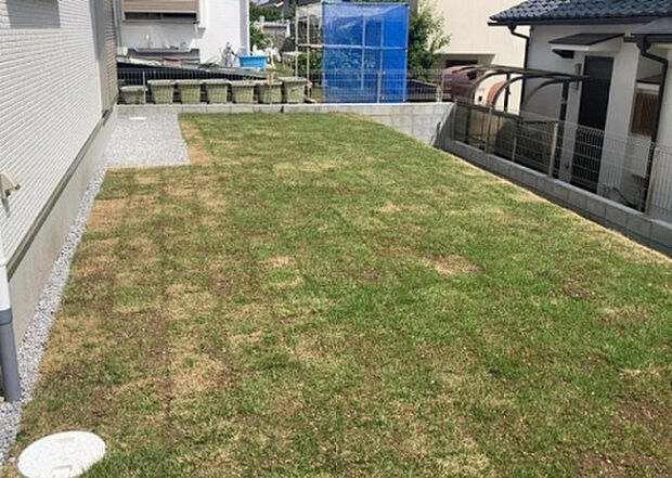 【庭】庭があることでガーデニングや家庭菜園はもちろん、こどもの遊び場やペットを放して遊ぶことができます。また、家の周囲に余裕があるということです。隣地との間があれば、十分な日当たりと、風通しが確保できます。