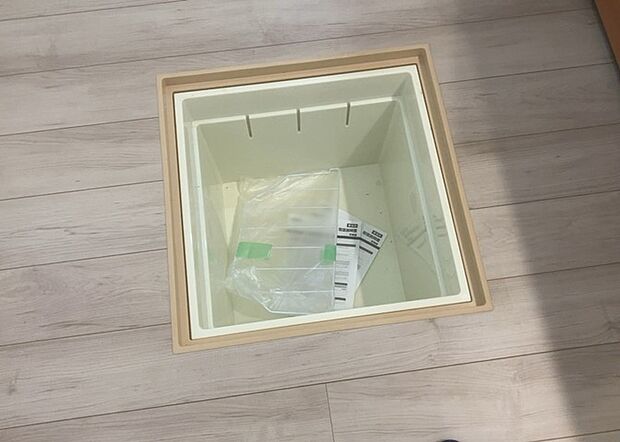 【キッチン床下収納】キッチン床下収納は、調理器具や食器などをスッキリと収納できる便利なスペースです。収納量が多いもの、引き出しがスムーズに開閉するものなど、使い勝手の良いものを選ぶことが大切です。また、湿気がこもりやすい場所なので、通気性の良いものを選ぶこともおすすめです。