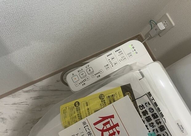 【ウォシュレット（リモコン）】ウォシュレットは、衛生面だけでなく、快適性も向上させる便利な設備です。洗浄機能の種類や水温調節機能など、様々な機能が付いたものが多くあります。リモコンも、操作が簡単で、使いやすいものを選びましょう。