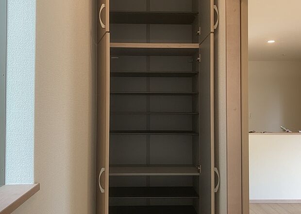 【玄関収納】玄関収納は、靴や傘、コートなどをスッキリと収納できるだけでなく、来客時に見せる顔となるため、家の顔とも言えます。収納量だけでなく、デザイン性も重視したいところです。ミラー付きの収納であれば、外出前の身だしなみチェックにも便利です。