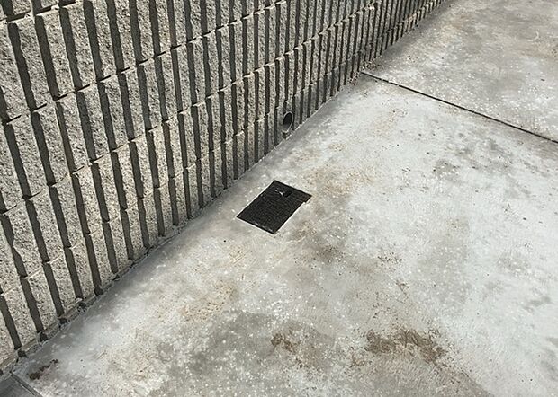 【外水栓】外水栓は、庭の水やりや洗車など、様々な用途に使える便利な設備です。ホースがしっかりと接続できるもの、水圧が安定しているものなど、使い勝手の良いものを選びましょう。また、凍結防止機能が付いているものなら、冬場でも安心して使用できます。