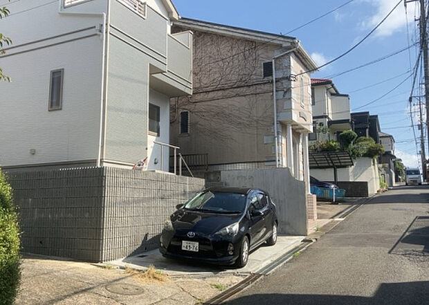【前面道路含む現地写真_2】お持ちの車種によっては前面道路が広い方が便利でしょう。しかし、前面道路が広ければその分交通量が多くなるため、騒音などが気になる場合があります。実際に現地を見学し、周辺交通量や騒音などを確認しましょう！