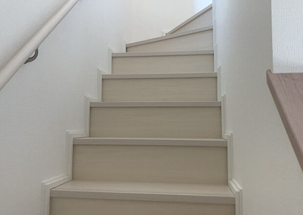 【内装】建物の上下階の通路である階段は、その位置によって動線や室内の印象が大きく左右されます。手摺にも重要な役割があり、転倒の防止・歩行や動作を円滑にして日常生活を支えることを主な目的として設置されています。