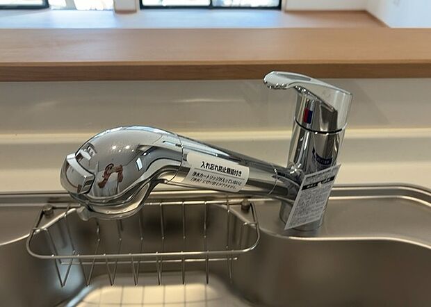 【キッチン水栓】キッチン水栓は、毎日必ず使うものだからこそ、使いやすさが重要です。シャワーヘッドの切り替えがスムーズか、吐水量が調節できるか、水しぶきが飛び散りにくい構造か、浄水機能が付いているかなど、日々の家事を快適にするための機能が数多くあります。また、デザインも多種多様なので、キッチン全体の雰囲気に合わせたものを選ぶことができます。