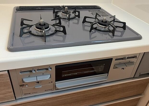 【キッチンコンロ】キッチンコンロは、料理の質を大きく左右する重要な設備です。火力調整のしやすさ、グリル機能の有無、安全装置の充実度など、選ぶポイントがたくさんあります。特に、IHクッキングヒーターは、お手入れのしやすさや安全性が高く、近年人気が高まっています。