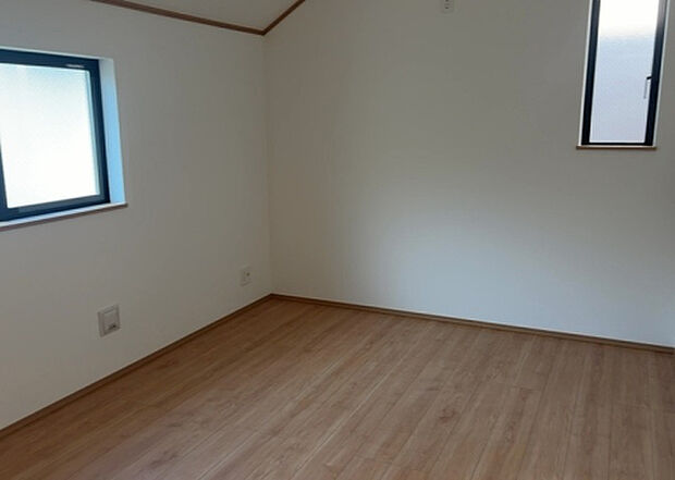 【洋室】洋室のメリットは重い家具が置きやすく、身の回りが整理しやすいことです。 床がフローリングのため畳とは異なり凹みにくいです。 クローゼットなど収納が豊富で、普段使わない旅行カバンや服の整頓も簡単にです。